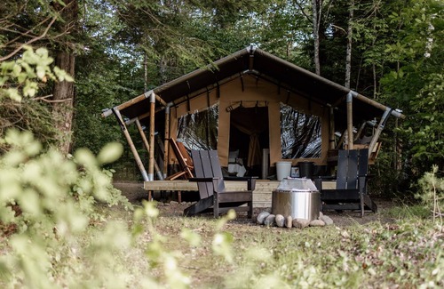 North Woodstock RV Rental | Safari Tent Site 7 | 1 Queen Bed & 1 Twin Bed | Pond View