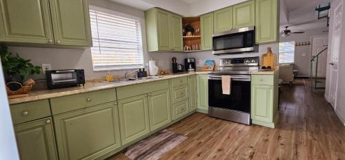 Terrace Park House | Safari Vibes 1 mi from Busch Gardens sleeps 6