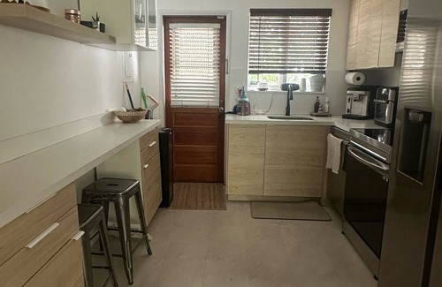 Coral Terrace Villa | safe and convenient villa w/great energy&vibes near airport w/workspace & WiFi