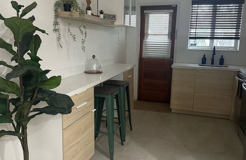 Coral Terrace Villa | safe and convenient villa w/great energy&vibes near airport w/workspace & WiFi