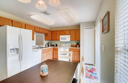 Balm Apartment | Safe + Cable TV + Crib + Deep Clean Parking