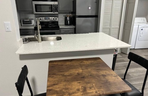 Murfreesboro Apartment | Safe Nashville suburb. Minutes off I-24. Quiet, clean, kitchen, laundry.