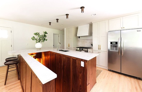 Minnetonka House | Safe, Spacious & Walkable! Family & Pet Friendly. Fully Fenced Backyard Retreat!