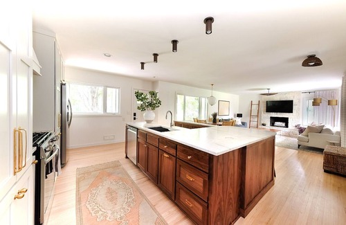 Minnetonka House | Safe, Spacious & Walkable! Family & Pet Friendly. Fully Fenced Backyard Retreat!