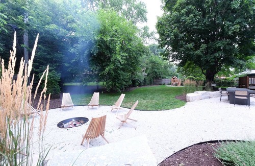 Minnetonka House | Safe, Spacious & Walkable! Family & Pet Friendly. Fully Fenced Backyard Retreat!