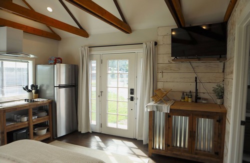 Jayhawk House | Sage Ridge Retreat Studio-HugePool