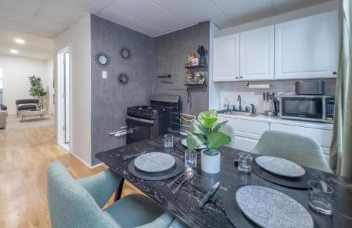 Hoboken Apartment | Sage Stay by the Train, We Pay Half Your Parking, 2 Queen Beds plus Sleeps 6