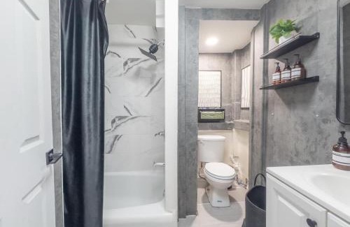 Hoboken Apartment | Sage Stay by the Train, We Pay Half Your Parking, 2 Queen Beds plus Sleeps 6