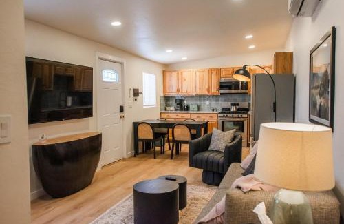 South Broadway Apartment | Sage Suite at ArnoTriplex! Hot Tub and Pet Friendly!