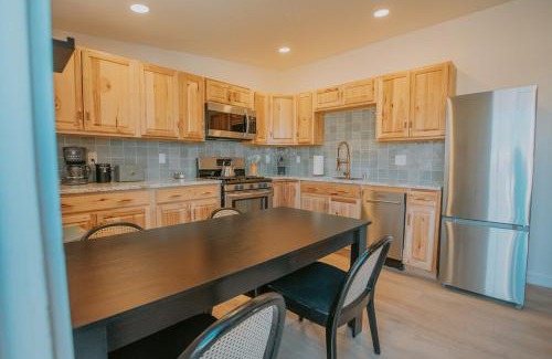 South Broadway Apartment | Sage Suite at ArnoTriplex! Hot Tub and Pet Friendly!
