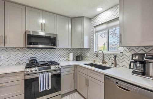 West Jordan House | Saguaro Sanctuary - Beautifully remodeled family friendly home!
