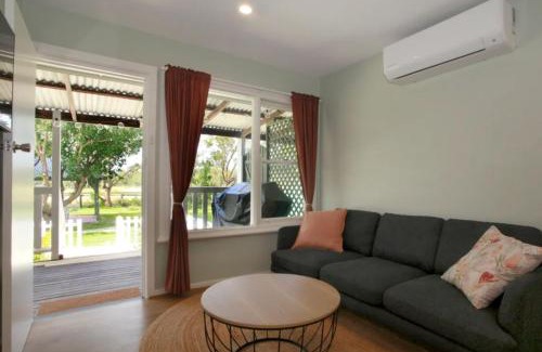 Anna Bay House | Sahara Trails Cabin 2 WiFi Air Conditioning Horse Riding and much more