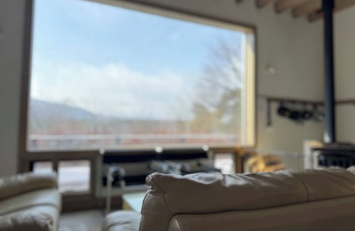 Fujikawaguchiko Cottage | Saiko Lakefront cabin for 10/Fuji view BBQ/Jacuzzi/petOK/5min dr Kawaguchi Lake