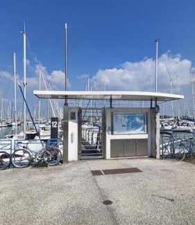 Charente-Maritime Boat Rental | Sailboat land and sea, vegetated