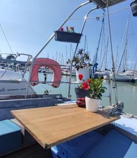 Charente-Maritime Boat Rental | Sailboat land and sea, vegetated