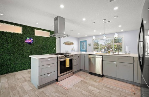Dolphin's Cove House | Sailfish Beach House - Pool Hottub Putting Green