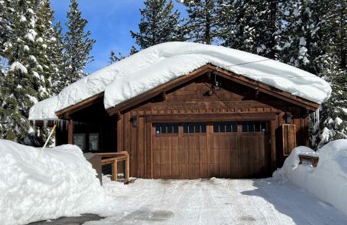 Truckee House | Saint Bernard - Luxurious Upscale Comfy Mountain Retreat Hot Tub Gas BBQ with Level 2 EV Connection
