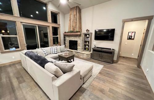 Truckee House | Saint Bernard - Luxurious Upscale Comfy Mountain Retreat Hot Tub Gas BBQ with Level 2 EV Connection