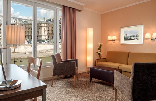 Quartier de la Monnaie Apartment | Saint Germain 1 Bedroom Apartment With Seine