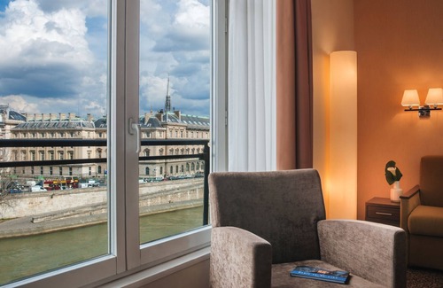 Quartier de la Monnaie Apartment | Saint Germain 1 Bedroom Apartment With Seine