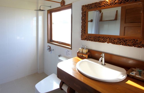 Sale Hotel | Salay River View Inn