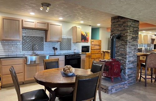 Rexburg House | Salem Pines lost Moose lodge Charming 3-bedroom house with AC, WiFi in Rexburg