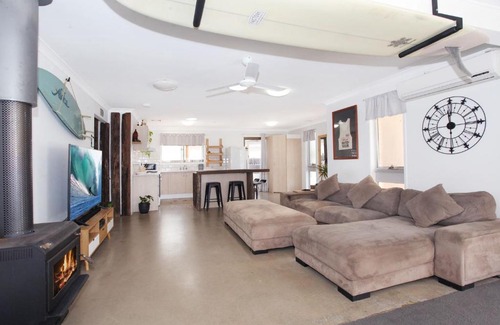 Warana House | Saleng 51 - Three Bedroom Beach Pad - Only 200 metres to Beach Access!