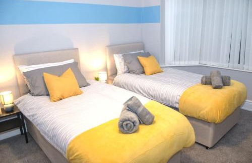 Bebington House | Salisbury - New 3br home, wifi, parking, sleeps 6, near Liverpool city centre