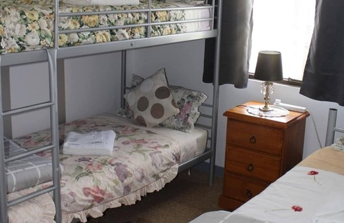 Kingscote Apartment | Sally's Cheapest in Kingscote