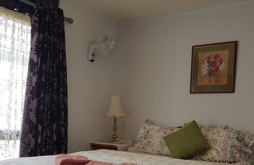 Kingscote Apartment | Sally's Cheapest in Kingscote