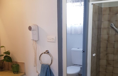 Kingscote Apartment | Sally's Cheapest in Kingscote