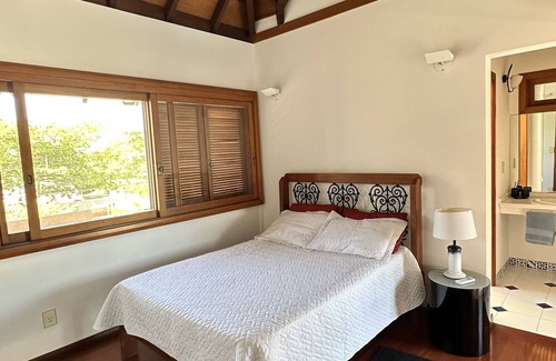 Jurere Internacional House | Salmon Avenue House