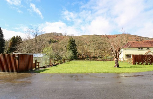 Llanwrthwl Cottage | SALMON COTTAGE, family friendly, with a garden in Llanwrthwl