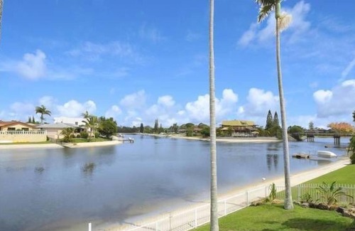 Mermaid Waters Villa | SALT AIR HOUSE a stroll to the beach