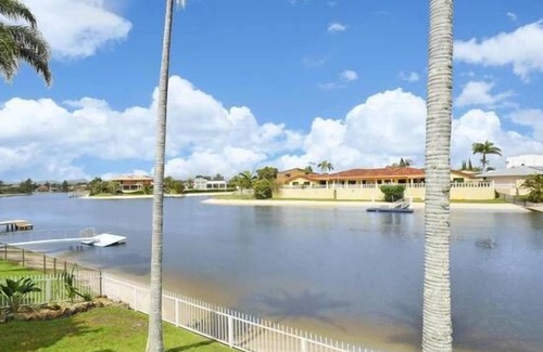Mermaid Waters Villa | SALT AIR HOUSE a stroll to the beach