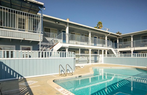 Beach Hill - Beach Flats Hotel | Salt Air Lodge