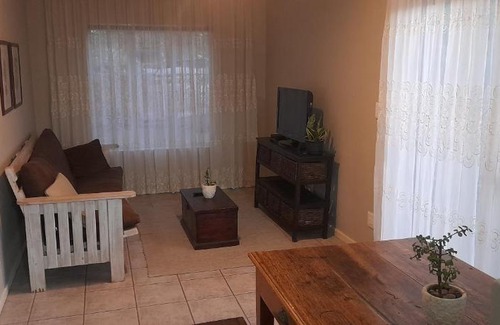 Beaufort West Apartment | Salt and Pepper Garden Cottage