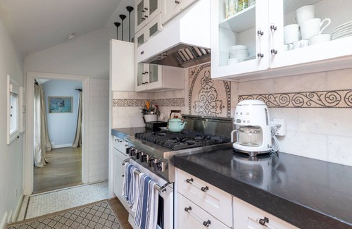 Northeast Virginia Beach Cottage | Salt Heir: North End vintage beach cottage only 1 block to beach & park!