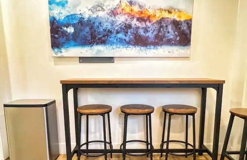 South Salt Lake House | Salt Lake Mountain Escape- Hot Tub, Remodeled, W&D.