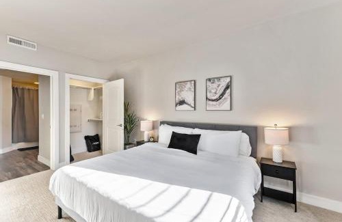 Downtown Salt Lake City Apartment | Salt Palace and Delta Arena Gym King Bed Golf Simulator