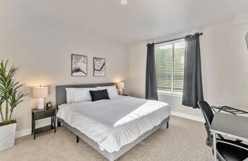 Downtown Salt Lake City Apartment | Salt Palace and Delta Arena Gym King Bed Golf Simulator