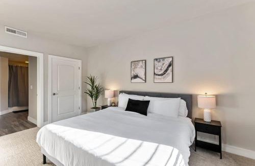 Downtown Salt Lake City Apartment | Salt Palace and Delta Arena Gym King Bed Golf Simulator