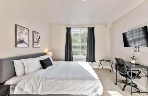 Downtown Salt Lake City Apartment | Salt Palace and Delta Arena Gym King Bed Golf Simulator