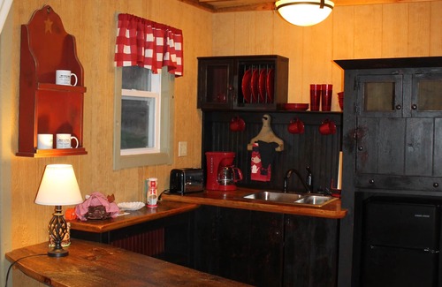 New Plymouth Cottage | Salt & Pepper Shaker Muesuem Cottage centrally located within the Hocking Hills