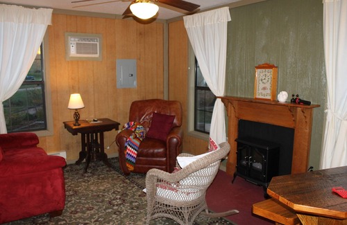 New Plymouth Cottage | Salt & Pepper Shaker Muesuem Cottage centrally located within the Hocking Hills
