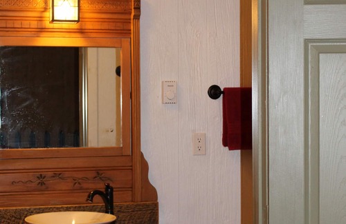 New Plymouth Cottage | Salt & Pepper Shaker Muesuem Cottage centrally located within the Hocking Hills