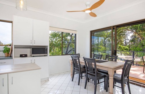 Culburra Beach Cottage | Saltbush Cottage - Pet Friendly - 1 Min Walk to Beach