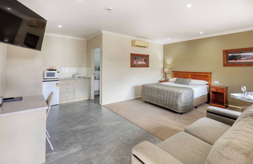 Hay Hotel | Saltbush Motor Inn