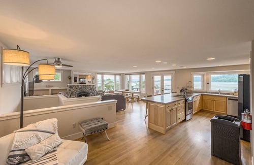 Kingston House | Saltwater Estate - waterfront with private beach & walk to ferry