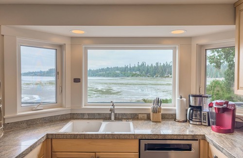 Kingston House | Saltwater Estate - waterfront with private beach & walk to ferry
